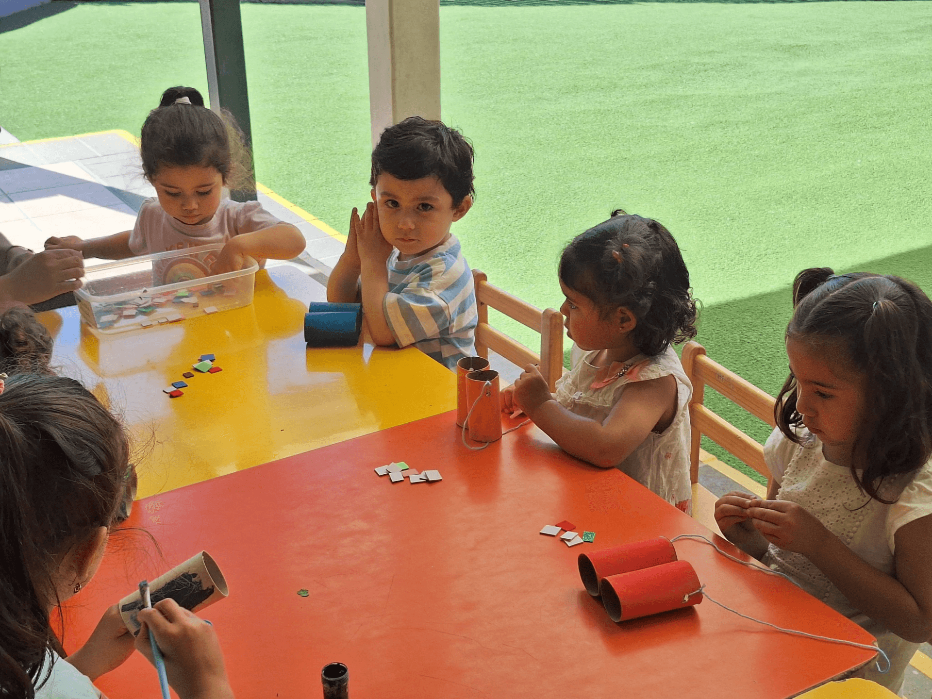 Niños desarrollando actividades creativas y manualidades en el Jardín Infantil NATGIO Quilpué