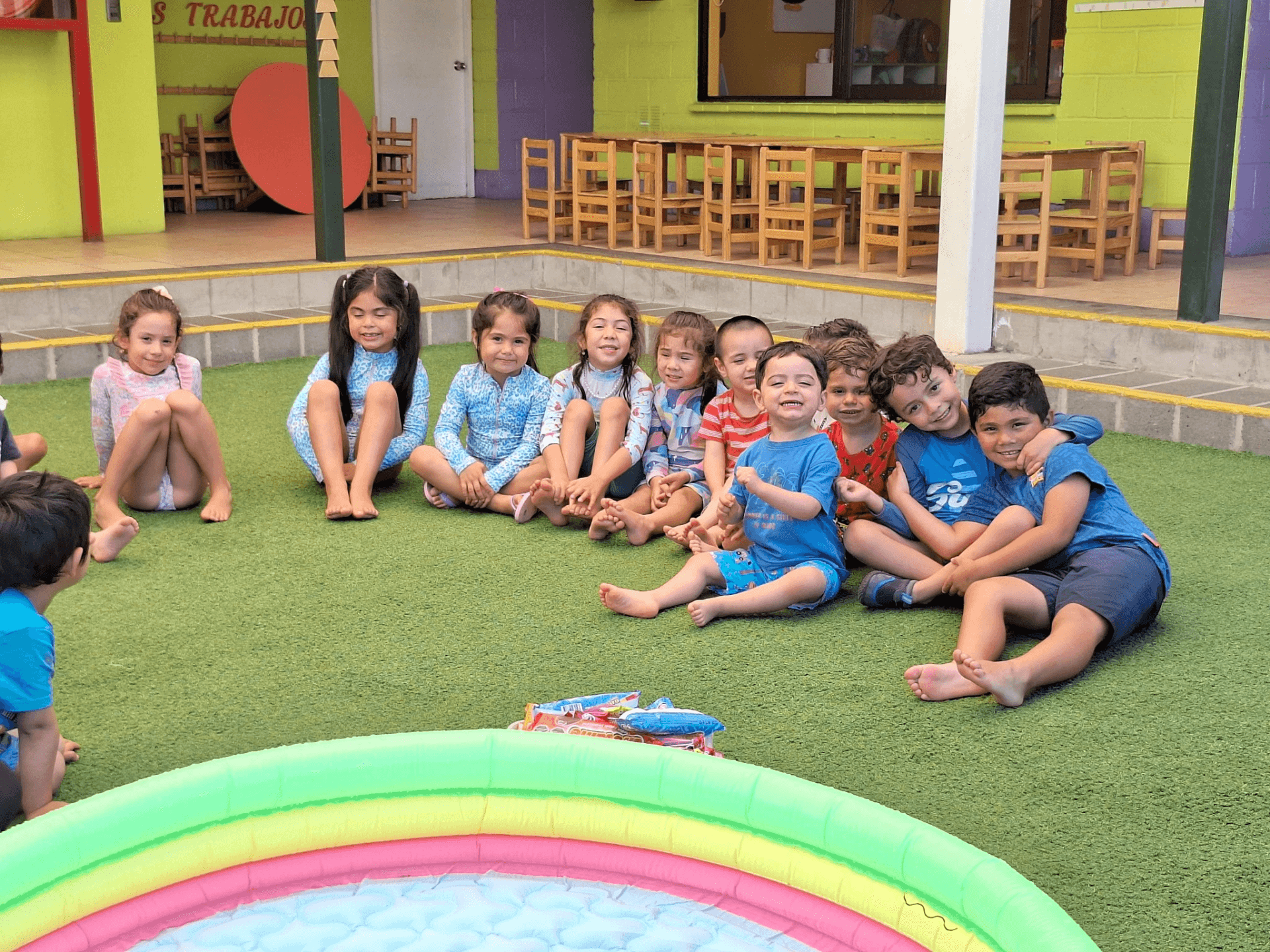 Grupo de niños felices disfrutando del ambiente acogedor del Jardín NATGIO en Paso Hondo